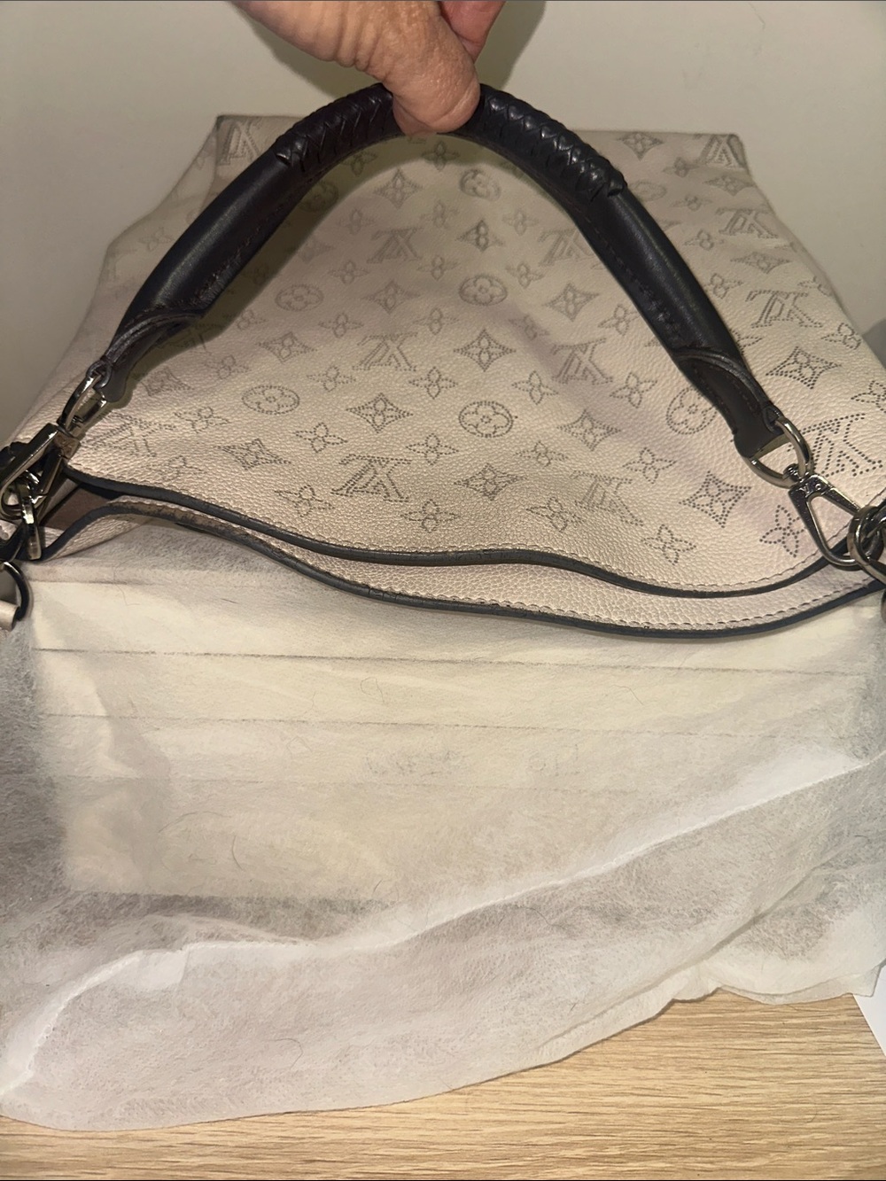 💯% Louis Vuitton Mahina Babylone PM Hobo Galet Taupe (2015) LV Lock w/purchase - Picture 16 of 16